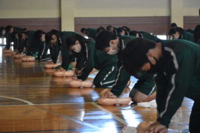 １年生心肺蘇生法を学習